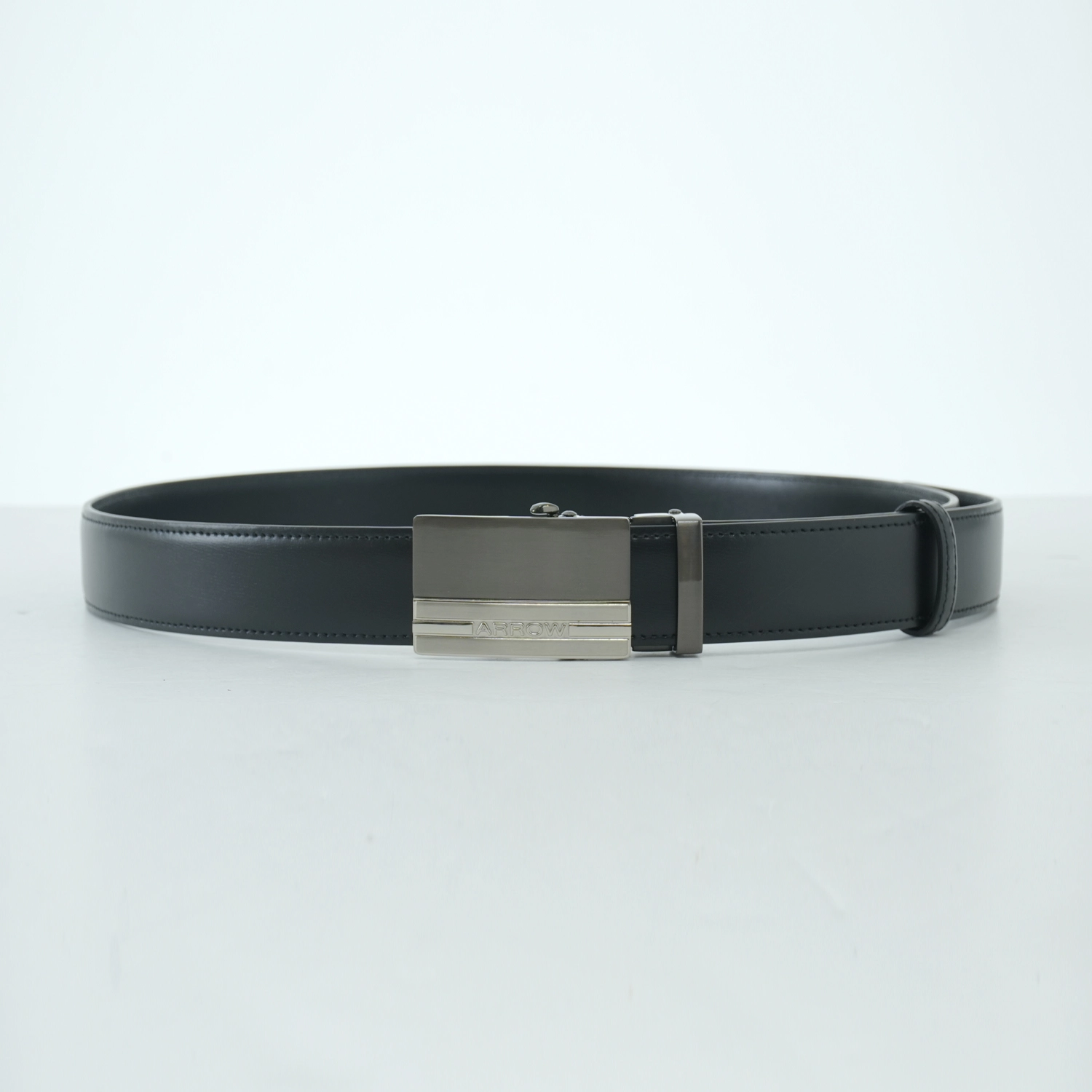 แอร์โรว์ Arrow Auto Belt เข็มขัดสีน้ำตาล หัวระบบรางล็อก แบบออโต้ พื้นผิวลาย ตัดกับผิวโลหะเรียบ