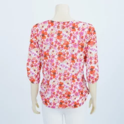 ชมพู เสื้อเบลาส์คอปาด  แขน 3 ส่วน ลายดอกไม้ โอเปร่า ฟลอรอล - Image 3