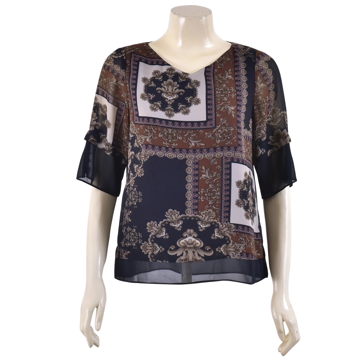 เสื้อสตรีคอวีกึ่งปาด แขน 3 ส่วน แต่งชิ้นผ้า ที่ปลายแขนและชายเสื้อ