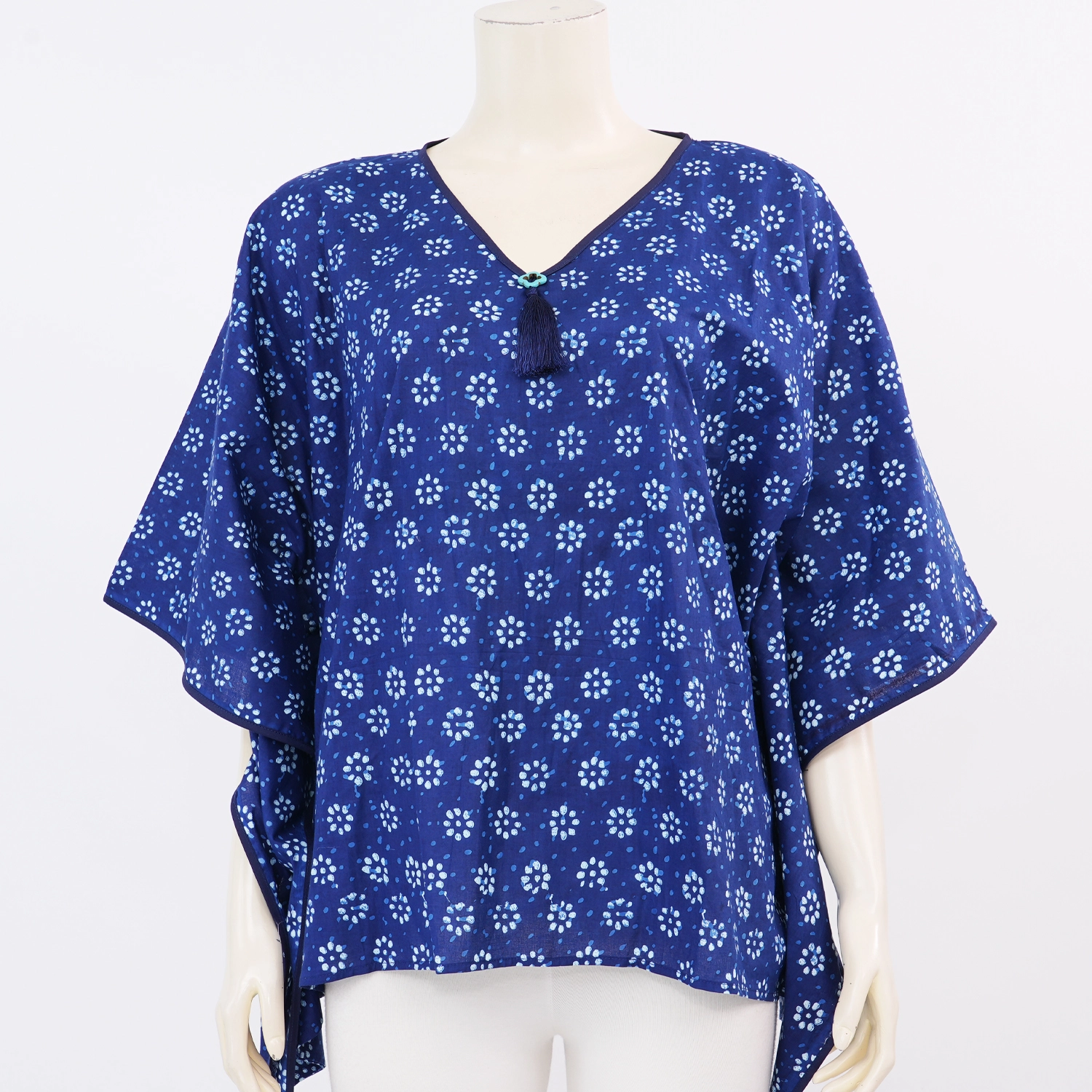 ลลิล เสื้อเบลาส์คอวี แขนทรงปีกค้างคาว ลายดอกไม้เล็ก