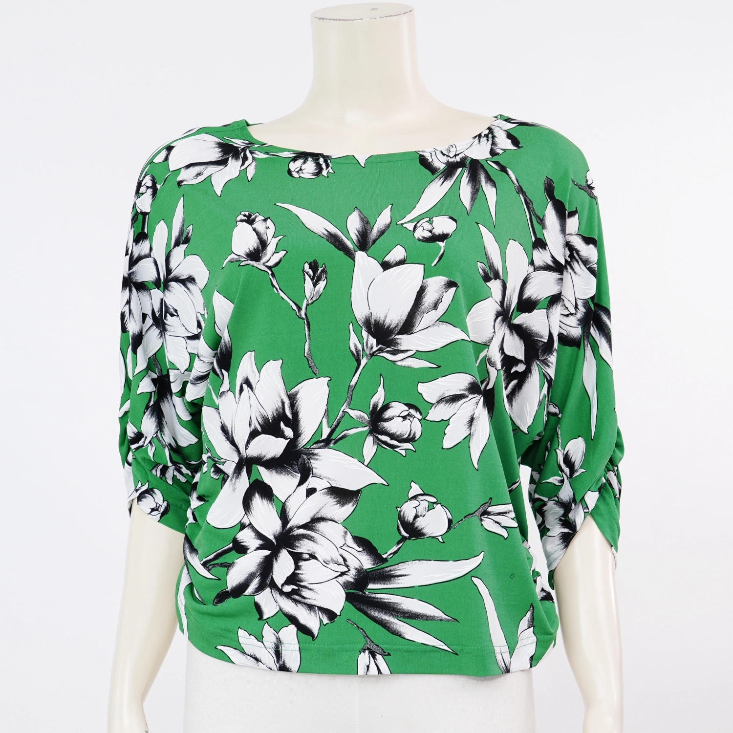 ชมพู เสื้อเบลาส์คอปาด แขนยาว 3 ส่วน ผ้ายืดเวเนเซีย สีเขียว ลายดอกไม้