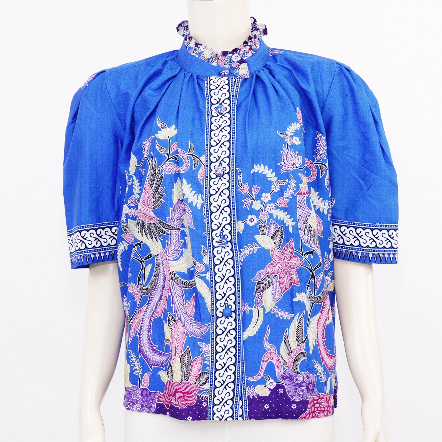 เซ้าท์ แฟบริค เสื้อเบลาส์คอจีนแขนสั้น แต่งระบาย ผ้าปาเต๊ะ ลายนกฟินิกซ์