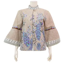 เซ้าท์ แฟบริค เสื้อคอจีน แขนสี่ส่วน ผ่าหน้า ผ้าปาเต๊ะ  ลายนกยูงและดอกไม้ - Image 3