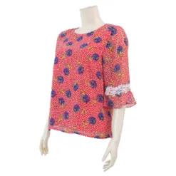 เรอ๊อง เสื้อเบลาส์คอปาด แขนยาว 3 ส่วน แต่งระบาย ผ้าชีฟองสีแดง พิมพ์ลายดอกไม้ - Image 2