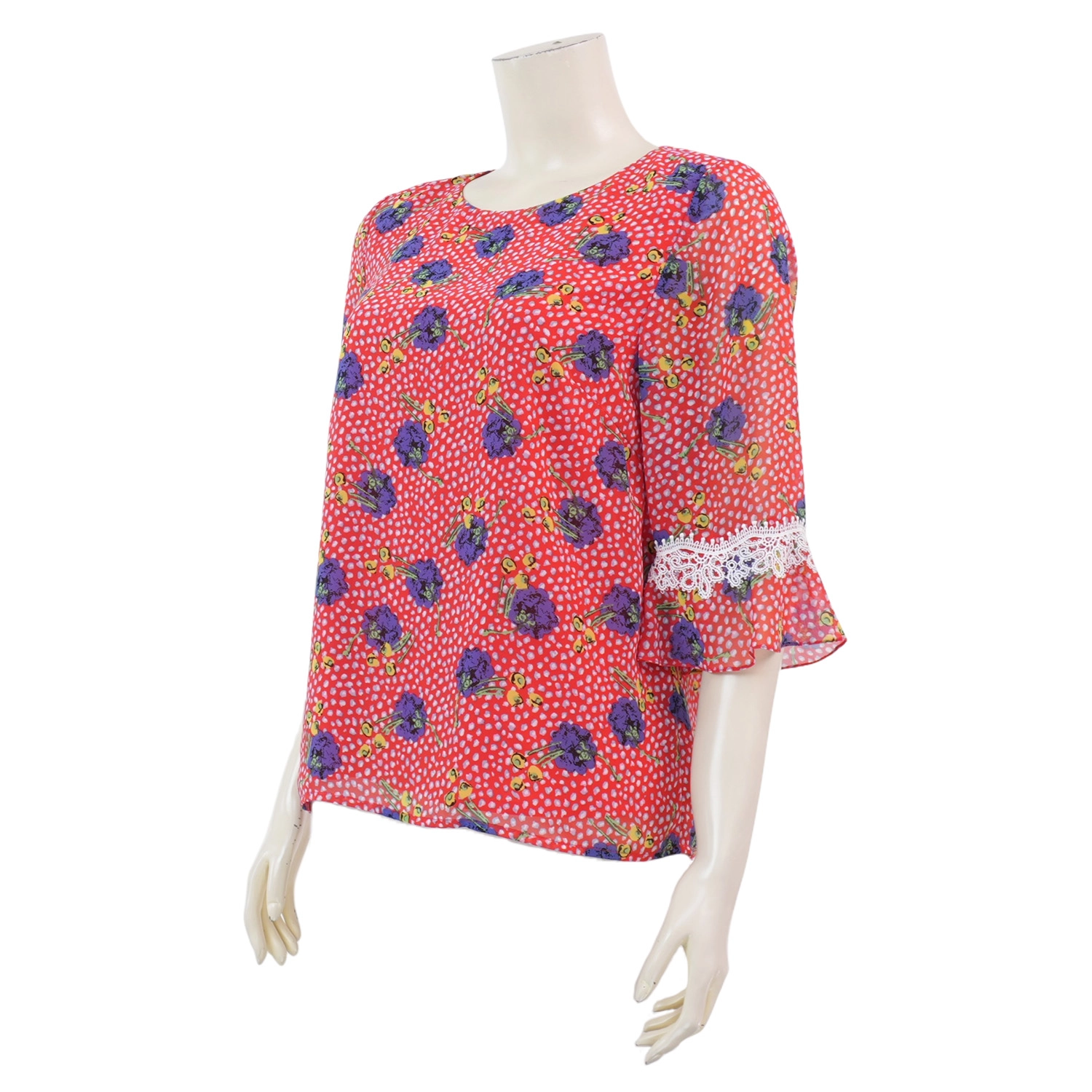 เรอ๊อง เสื้อเบลาส์คอปาด แขนยาว 3 ส่วน แต่งระบาย ผ้าชีฟองสีแดง พิมพ์ลายดอกไม้ - Image 2