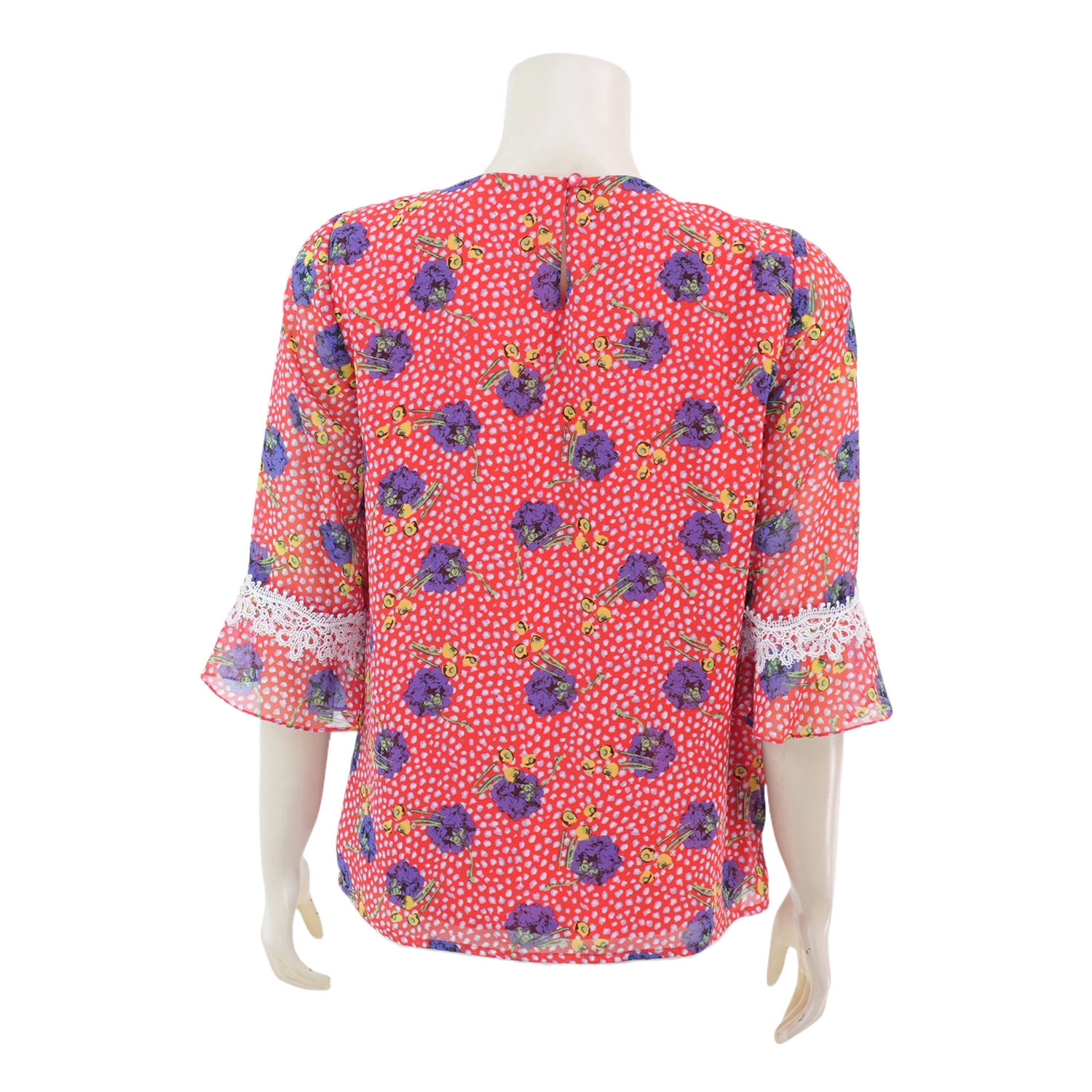 เรอ๊อง เสื้อเบลาส์คอปาด แขนยาว 3 ส่วน แต่งระบาย ผ้าชีฟองสีแดง พิมพ์ลายดอกไม้ - Image 3