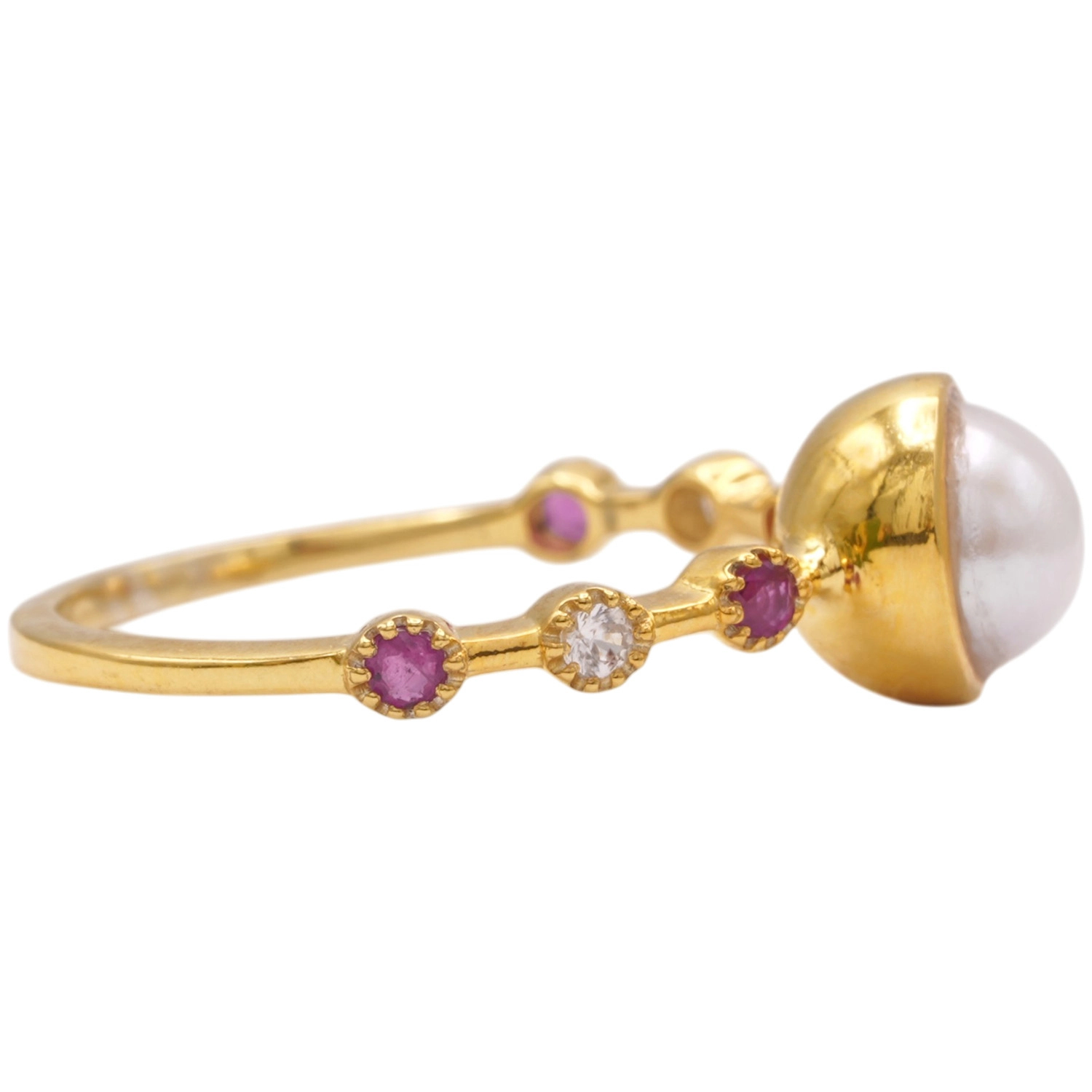 ศอศารา เจมส์ แหวนเงิน925 ชุบทอง18K ประดับมุก, ทับทิม และเซอร์คอนสีขาว - Image 3