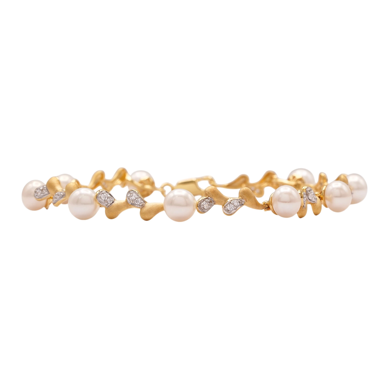 รัสเซลล์ แฟมิลี่ สร้อยข้อมือเงิน925 ชุบทอง10K ประดับมุกน้ำจืด และเพชร CZ สีขาว - Image 3