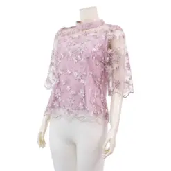 มินนะ เสื้อเบลาส์คอตั้ง แขนสั้นทรงระบาย ปักลายดอกไม้นูน 3 มิติ - Image 2