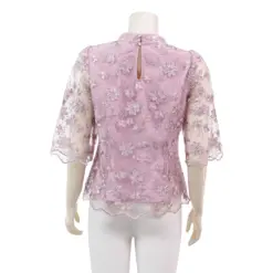 มินนะ เสื้อเบลาส์คอตั้ง แขนสั้นทรงระบาย ปักลายดอกไม้นูน 3 มิติ - Image 3