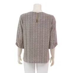 มิกิโกะ เสื้อเบลาส์คอปาด แขนกระบอกยาว 3 ส่วน ผ้ายืดแฟนซี สีน้ำตาล - Image 3