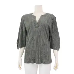 มิกิโกะ เสื้อเบลาส์คอวี แขนกระบอกยาว 3 ส่วน ผ้าพลีทแฟนซี