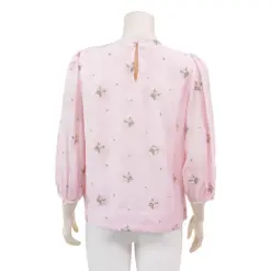 ไอ ไอ เอ็ม เค เสื้อเบลาส์คอกลม แขนพองยาว 5 ส่วน ผ้าทอเนื้อซิลกี้ปักลาย - Image 3