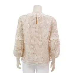 มินนะ เสื้อเบลาส์คอกลม แขนพองทรงกระดิ่ง ยาว 5 ส่วน ผ้าลูกไม้ปักลายดอกไม้ - Image 2