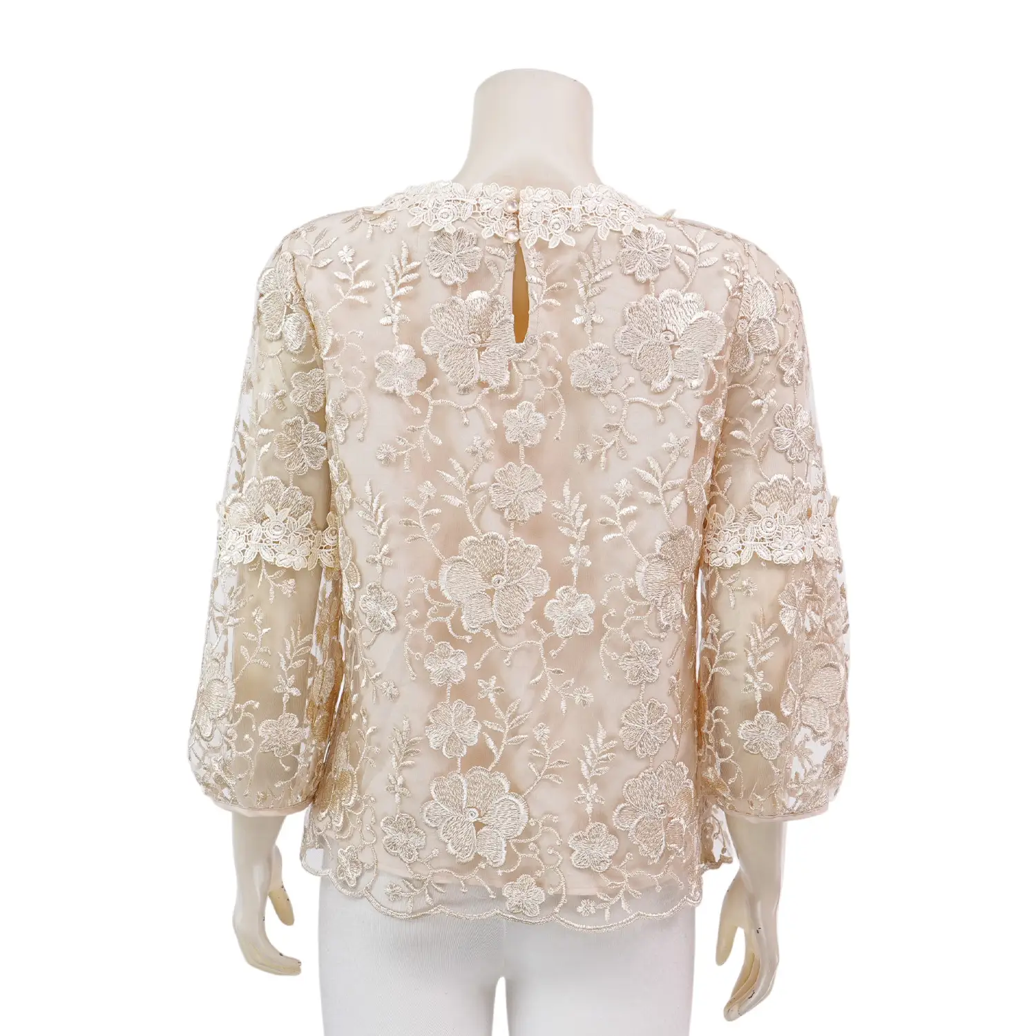 มินนะ เสื้อเบลาส์คอกลม แขนพองทรงกระดิ่ง ยาว 5 ส่วน ผ้าลูกไม้ปักลายดอกไม้ - Image 2